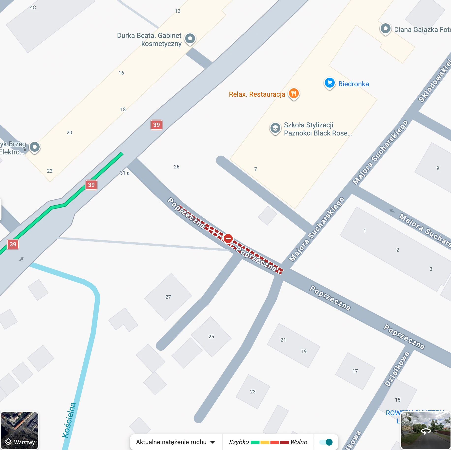 Google Maps pokazuje zamkniętą ul. Poprzeczną, ale pomija ruch wahadłowy na ul. Chocimskiej i Włościańskiej